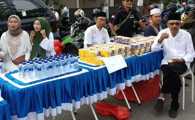 Di Acara yang Hadirkan UAS, Kesbangpol Inhil Bersama MPI dan Wartawan Bagi-bagi Kue